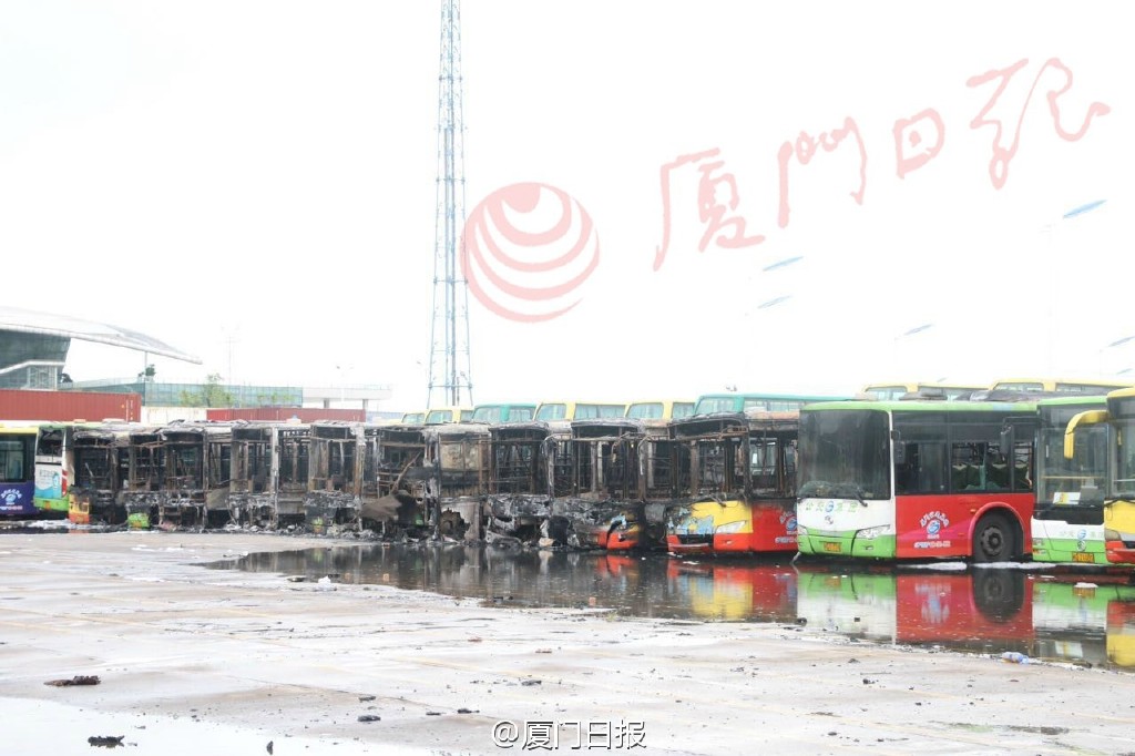 廈門公交場(chǎng)站起火 11車被燒損1人送醫(yī)途中身亡