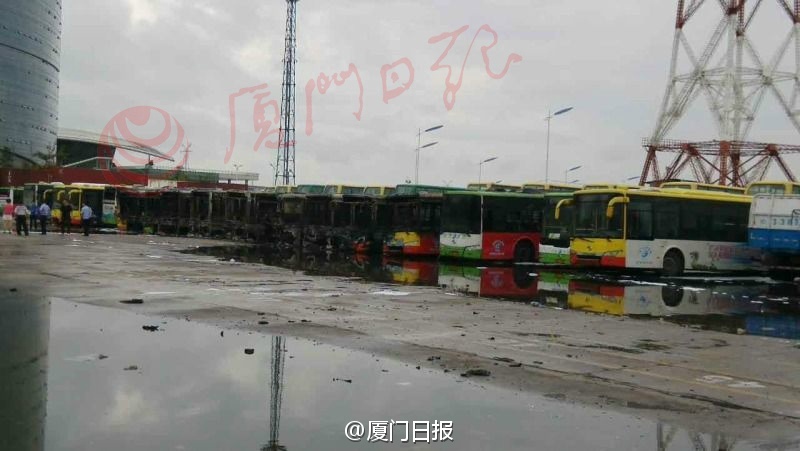 廈門公交場(chǎng)站起火 11車被燒損1人送醫(yī)途中身亡
