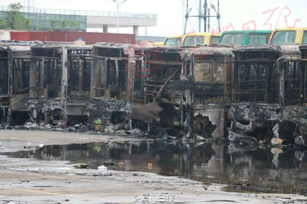 廈門公交場(chǎng)站起火 11車被燒損1人送醫(yī)途中身亡
