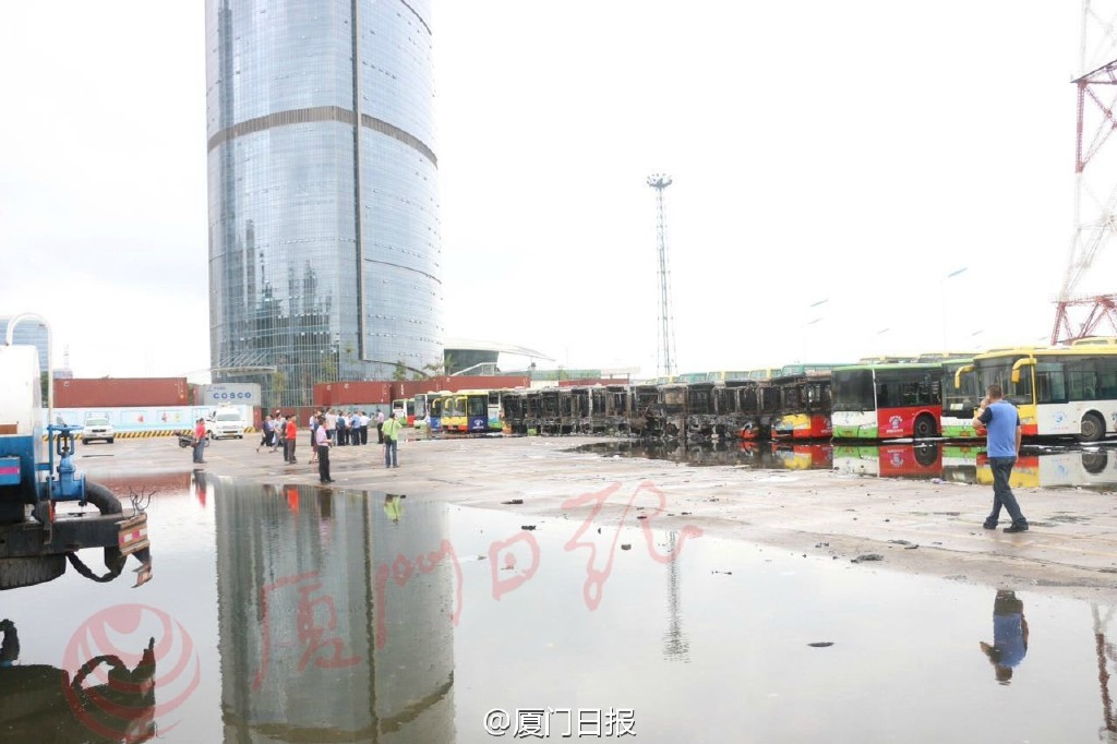 廈門公交場(chǎng)站起火 11車被燒損1人送醫(yī)途中身亡
