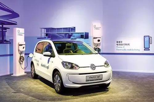 動(dòng)力電池廠和車企須同步成長(zhǎng) 電動(dòng)車“拼湊潮”該歇了