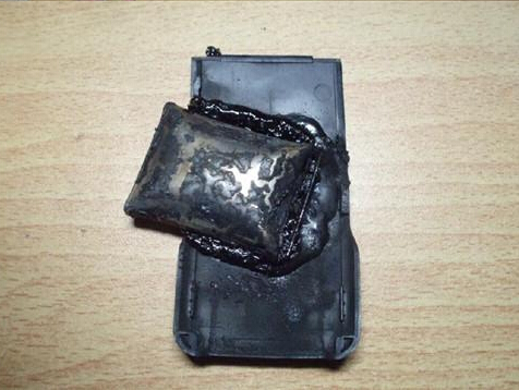 長春小伙用針扎鼓包手機電池 引發電池爆炸 長春小伙用針扎鼓包手機電池 引發電池爆炸