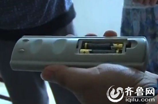 炸傷孩子的，正是這機頂盒遙控器里的七號電池。（視頻截圖）