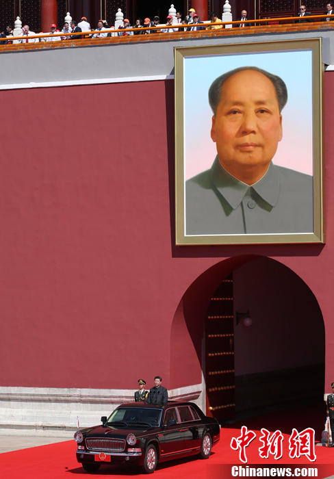 勝利日大閱兵：習(xí)近平坐國產(chǎn)紅旗車檢閱部隊(duì) 