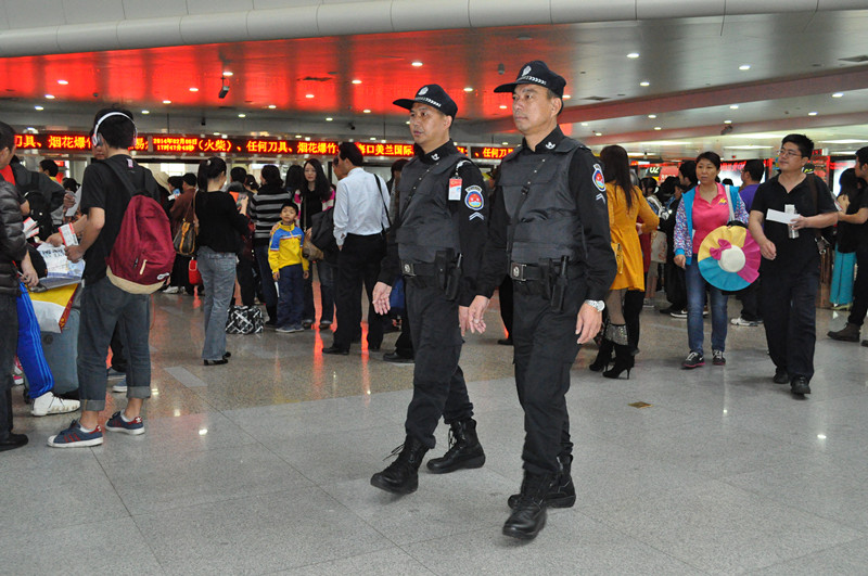 海口美蘭機(jī)場(chǎng)舉行鋰電池起火應(yīng)急演練 海口美蘭機(jī)場(chǎng)舉行鋰電池起火應(yīng)急演練