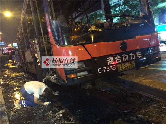 杭州鬧市區一輛混合動力公交車起火 致9人受傷 杭州鬧市區一輛混合動力公交車起火 致9人受傷