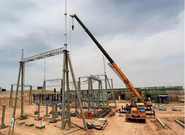 中民投寧夏同光200兆瓦光伏發(fā)電項(xiàng)目現(xiàn)場(chǎng)。該項(xiàng)目的一個(gè)配套工程項(xiàng)目正在修建