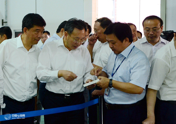 國軒高科總裁方建華正在向省委常委、副省長陳樹隆（左二）介紹我公司電池產品