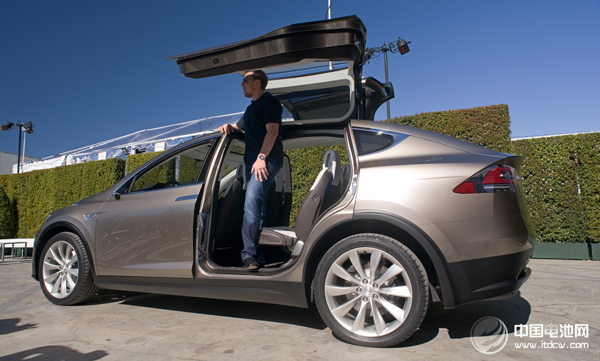 特斯拉Model X正式交付 最高電池續(xù)航里程257英里 特斯拉Model X正式交付 最高電池續(xù)航里程257英里