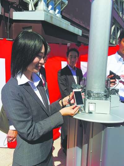 日本首座公共太陽能手機(jī)充電站日前在東京塔前亮相