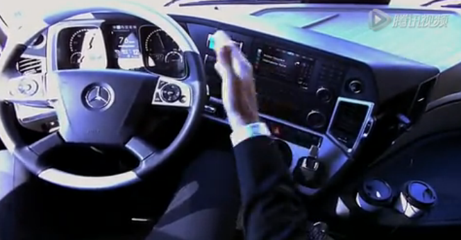 奔馳無人駕駛卡車上路測試 能自動轉向和剎車