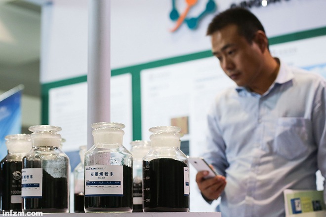 一位與會(huì)嘉賓觀摩了解石墨烯原材料