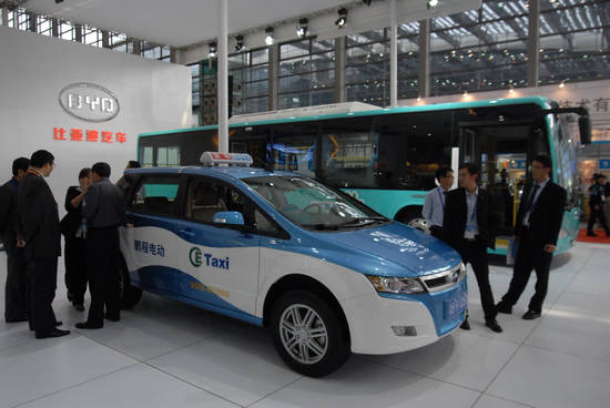 中國新能源汽車銷量井噴 比亞迪占據(jù)4成