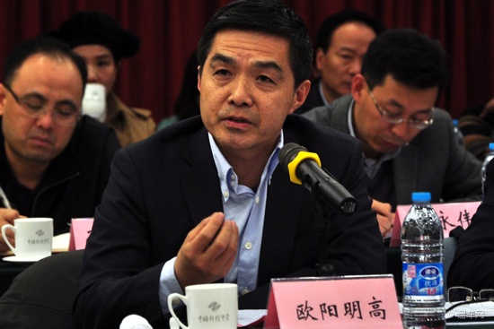 國家863計劃節能與新能源汽車重大項目總體專家組組長、清華大學教授歐陽明高 國家863計劃節能與新能源汽車重大項目總體專家組組長、清華大學教授歐陽明高