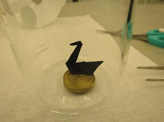 這種紙電池具有紙張一樣的柔軟特性，甚至能折疊成千紙鶴。我們或許很快就能在智能手機、智能手表、筆記本電腦和電視上看到這種紙電池的應用。