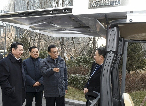 體驗太陽能電動車 李克強總理贊嘆創新之道