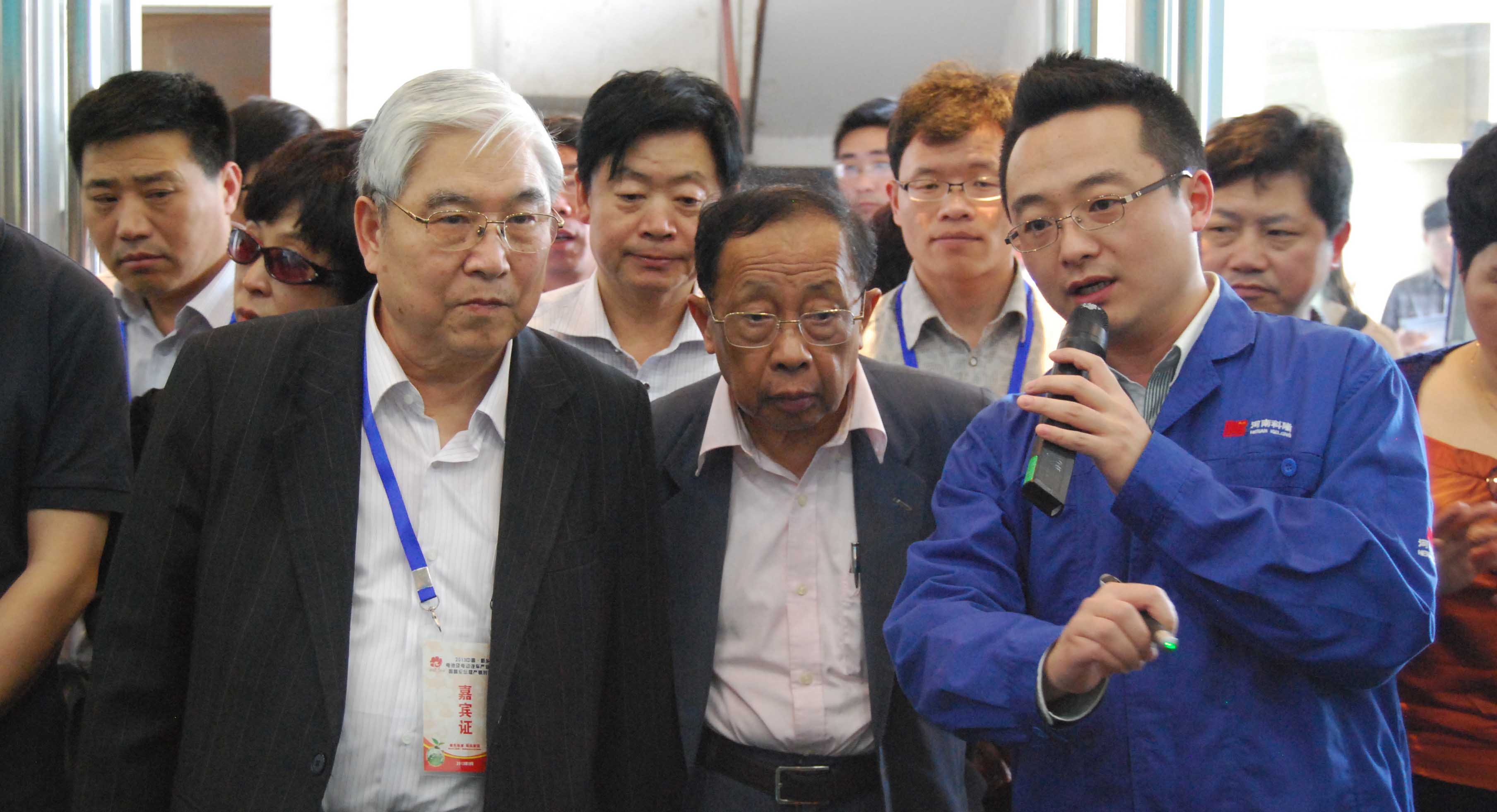 郭孔輝、陳清泉院士在參觀微型電動車企業