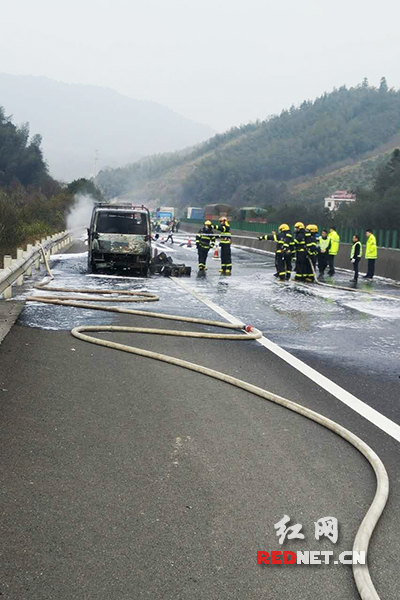 一滿裝鋰電池貨車京港澳高速路起火 消防半小時撲滅 一滿裝鋰電池貨車京港澳高速路起火 消防半小時撲滅