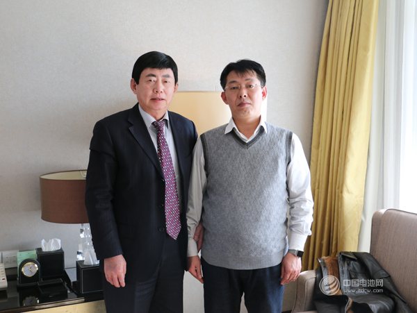 山東省汽車行業協會常務副會長兼秘書長魏學勤（左）與中國電池網CEO于清教合影