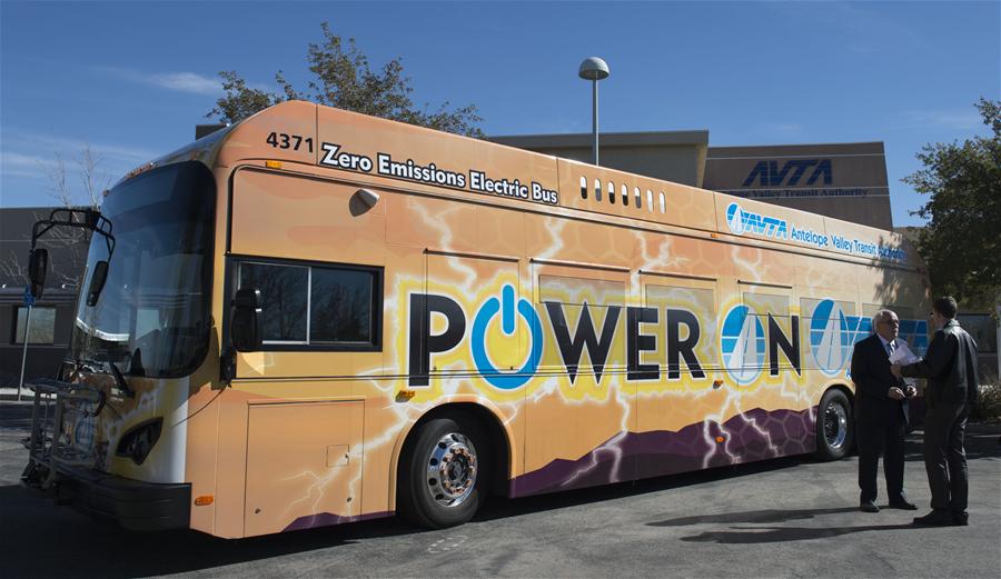 2月11日，一輛比亞迪純電動巴士停在美國大洛杉磯羚羊谷交通局前