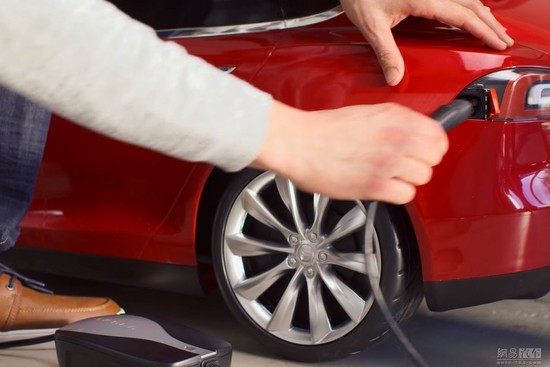 維持Model S設計，玩具Model S的充電口也設計在尾燈處 - 后花園網文 - 汽車新聞