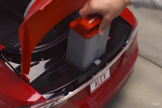 動力電池被安置在后備箱內，單手可輕松提起 - 后花園網文 - 汽車新聞