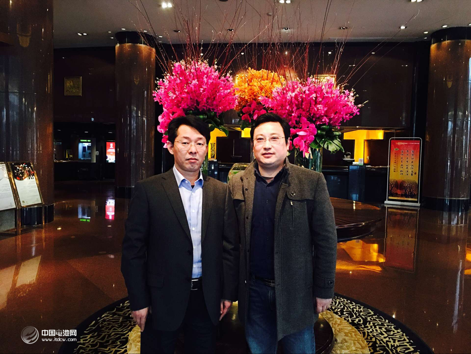 鋰電“達沃斯”秘書長、中國電池網創始人/董事長于清教與上海高鵬真空設備有限公司總經理王立鵬