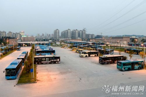 可停放300輛公交車的金山浦上中心停車場(chǎng)。