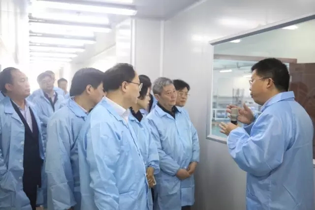 妙盛動(dòng)力總裁邱則有向湖南副省長張劍飛一行介紹鋰電池生產(chǎn)工藝流程 妙盛動(dòng)力總裁邱則有向湖南副省長張劍飛一行介紹鋰電池生產(chǎn)工藝流程