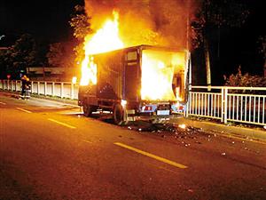 裝載廢舊電池貨車(chē)途中起火