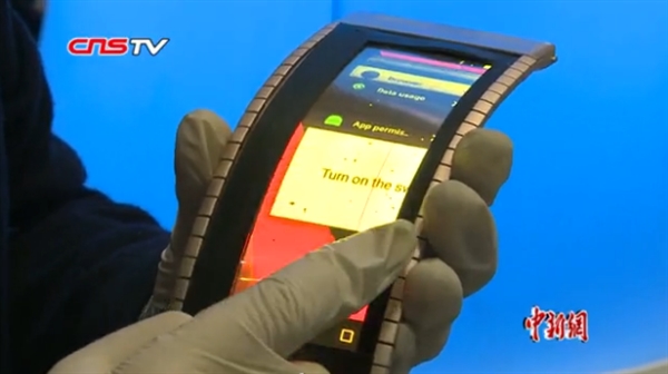 全球首款石墨烯柔性屏手機亮相：戴在手腕上