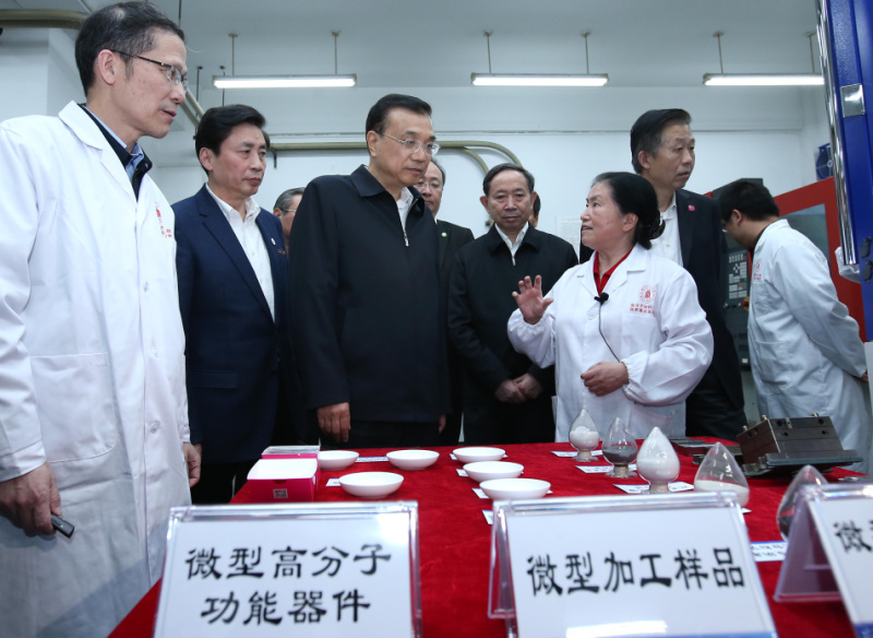 李克強考察四川大學高分子材料工程國家重點實驗室