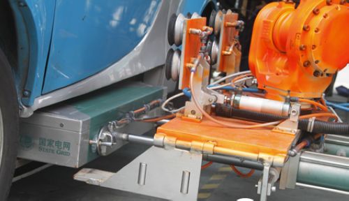 江蘇鎮江研發機器人給電動汽車換電池 全程只要3分鐘