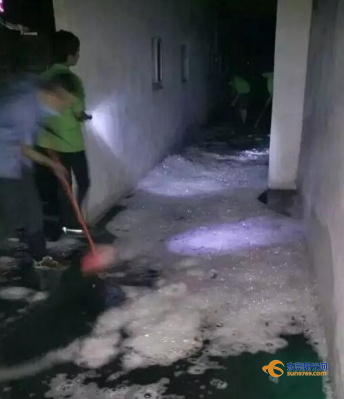 廣東深圳：中準(zhǔn)能源廢舊圓柱鋰電池堆冒煙起火 無(wú)傷亡