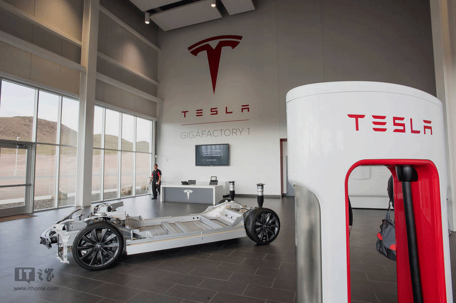 實拍100個足球場大小的特斯拉超級電池工廠