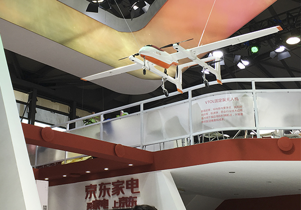 第二屆亞洲消費電子展(CES Asia)上，京東曝光了正在研發中的兩款用來送貨的無人機。 澎湃新聞記者 楊鑫倢 圖
