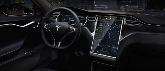 特斯拉的操作界面在汽車行業實屬獨特,多數的控制都是通過一個17英寸觸控屏實現的。 特斯拉的操作界面在汽車行業實屬獨特,多數的控制都是通過一個17英寸觸控屏實現的。