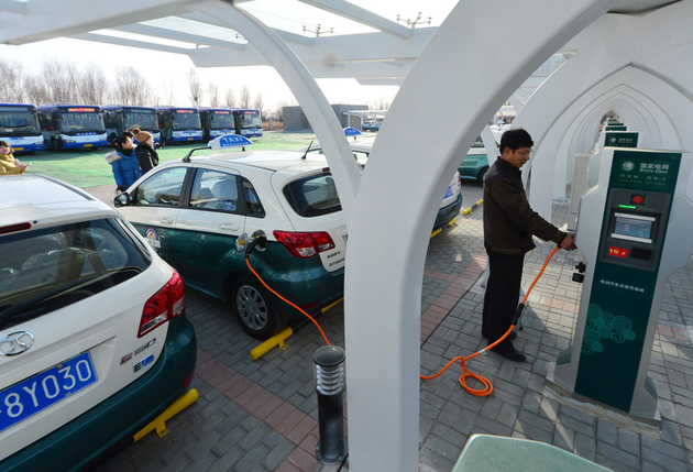 充電樁成電動(dòng)車(chē)“攔路虎”：物業(yè)不歡迎 布局不靠譜