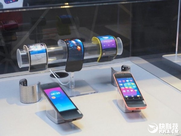 屏幕主板電池都能彎曲！聯(lián)想展示真正柔性手機(jī)