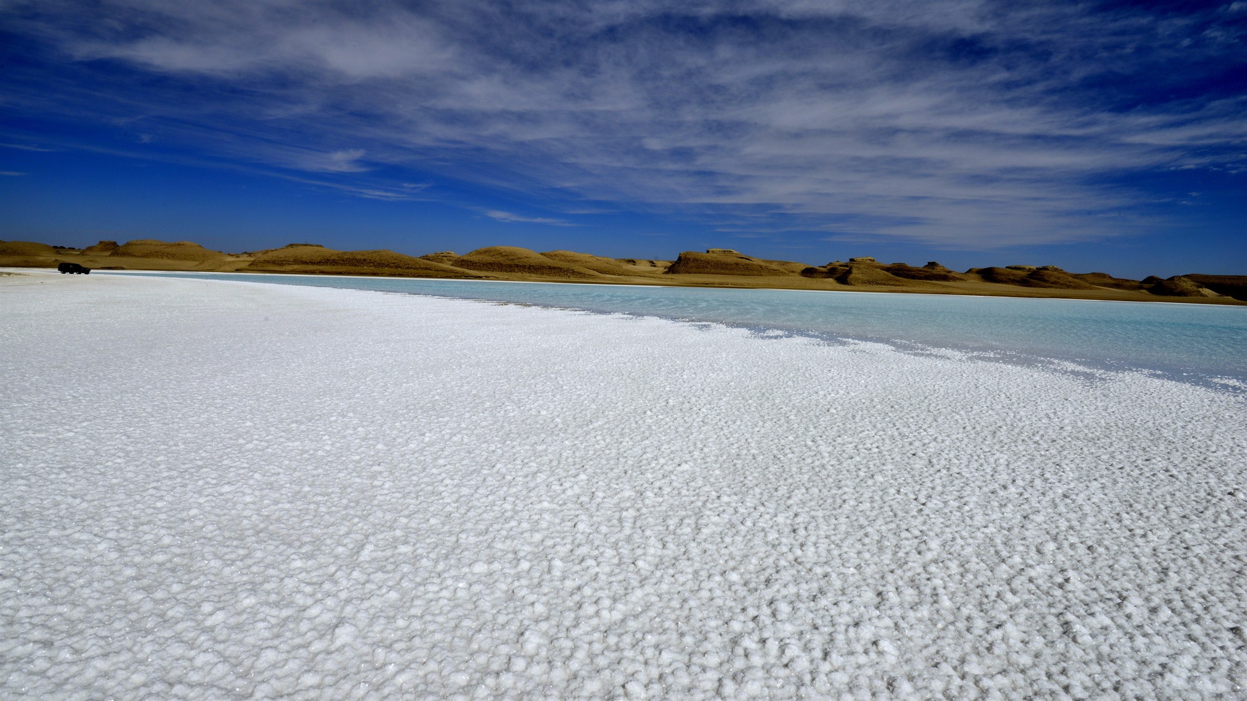 巍巍遠山,青青鹽湖,白茫茫的鹽晶遍地,藍天下一望無際的鹽湖在風力的作用下蕩漾鹽花 巍巍遠山,青青鹽湖,白茫茫的鹽晶遍地,藍天下一望無際的鹽湖在風力的作用下蕩漾鹽花