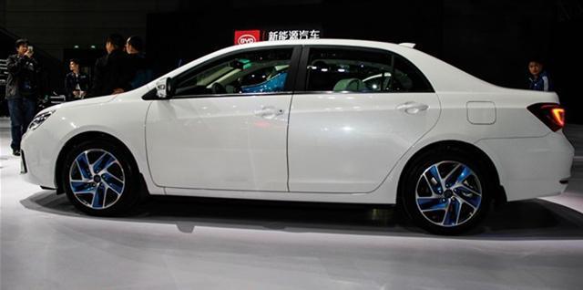 今年北京車展亮相的比亞迪秦100展車，換上了新造型輪轂