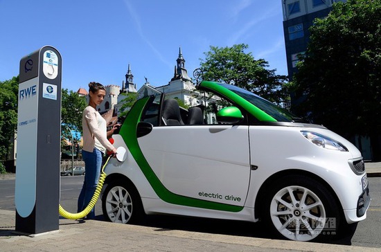 百萬輛上路目標頻現 電動汽車時代是否來得太快？