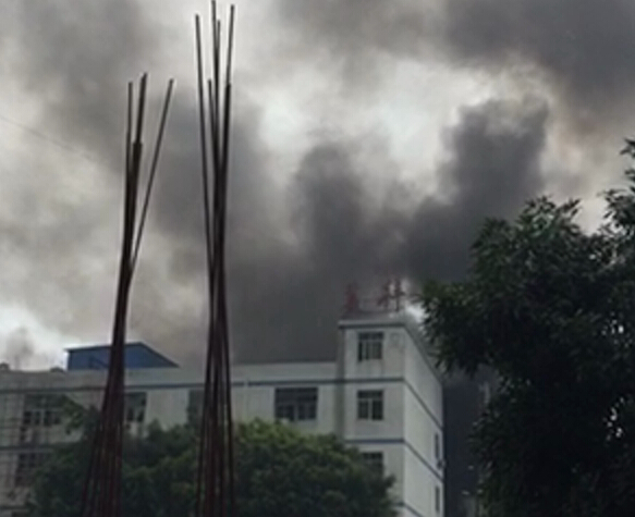 深圳龍華新區一電子廠突發火災 現場傳出爆炸聲 深圳龍華新區一電子廠突發火災 現場傳出爆炸聲
