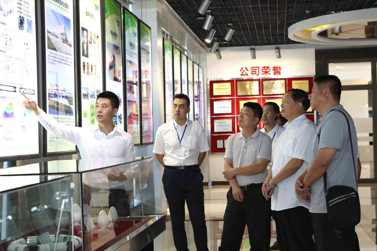 李書記一行對公司核心產品鈦酸鋰電池產品作深入了解