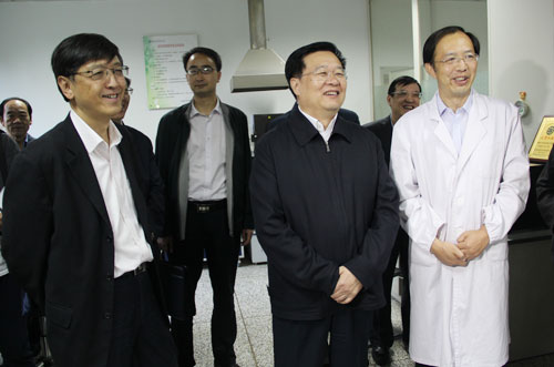 王國生參觀鹽湖化學與分析測試中心