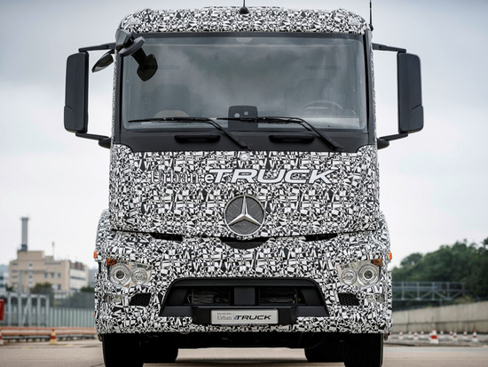 戴姆勒推出電動版載重卡車 一次充電續航200公里