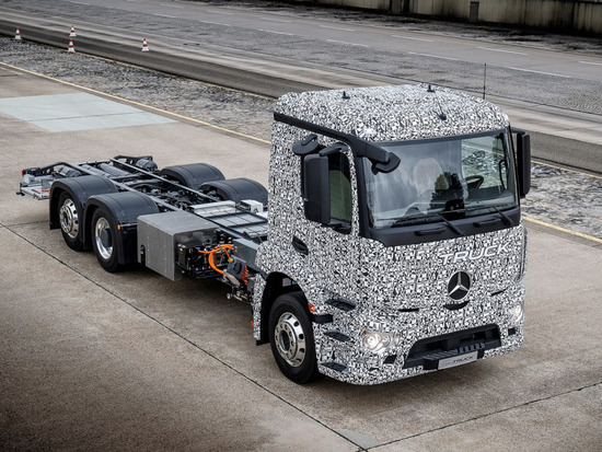 戴姆勒推出電動版載重卡車 一次充電續航200公里