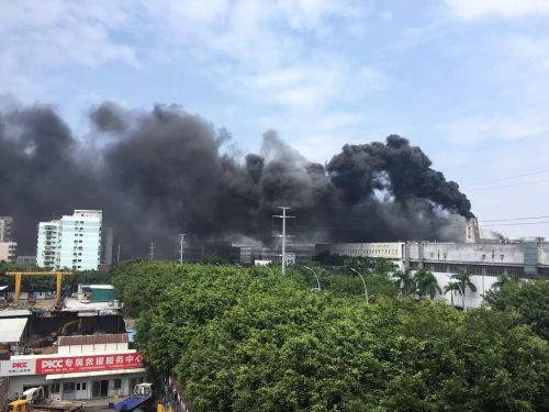 廈門金旅客車廠房突發(fā)大火 煙霧漫天遮了半個湖里 廈門金旅客車廠房突發(fā)大火 煙霧漫天遮了半個湖里