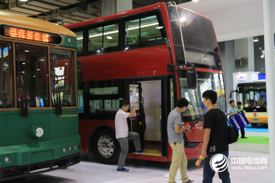 都說純電動雙層巴士好！既然來了，肯定要進入車里細細體驗一番