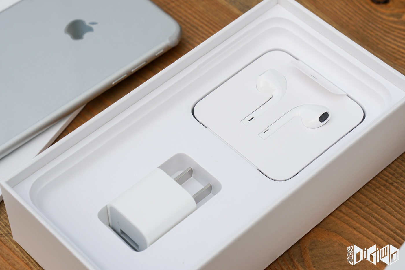 iPhone 7 Plus銀色開箱 續(xù)航時(shí)間比iPhone 6s高2小時(shí)